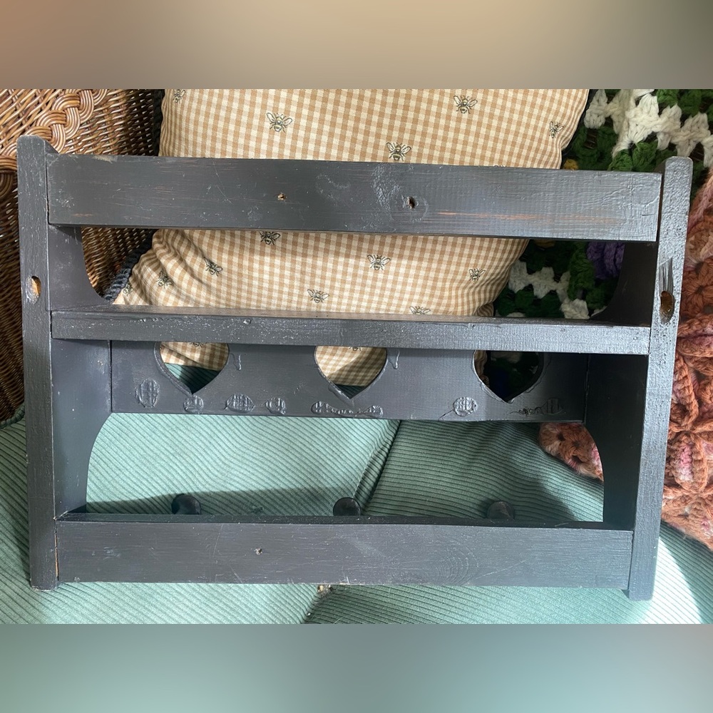 Vintage Cottagecore wooden heart trinket shelf with peg hooks - Picture 11 of 11